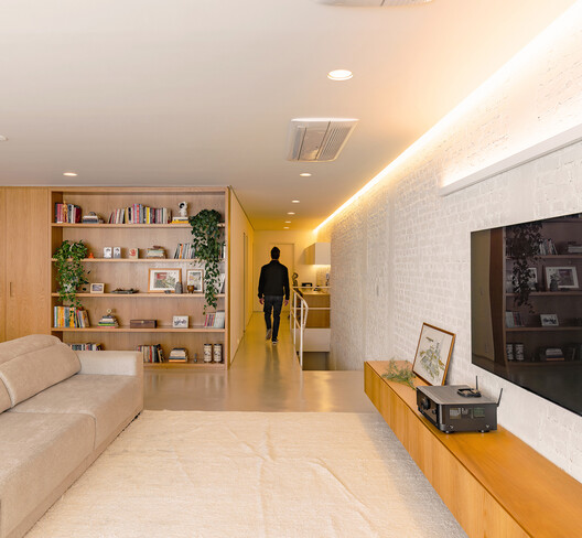 Mooca House / André Guerra Arquitetos - Interior Photography, Living Room, Wood, Sofa, Lighting