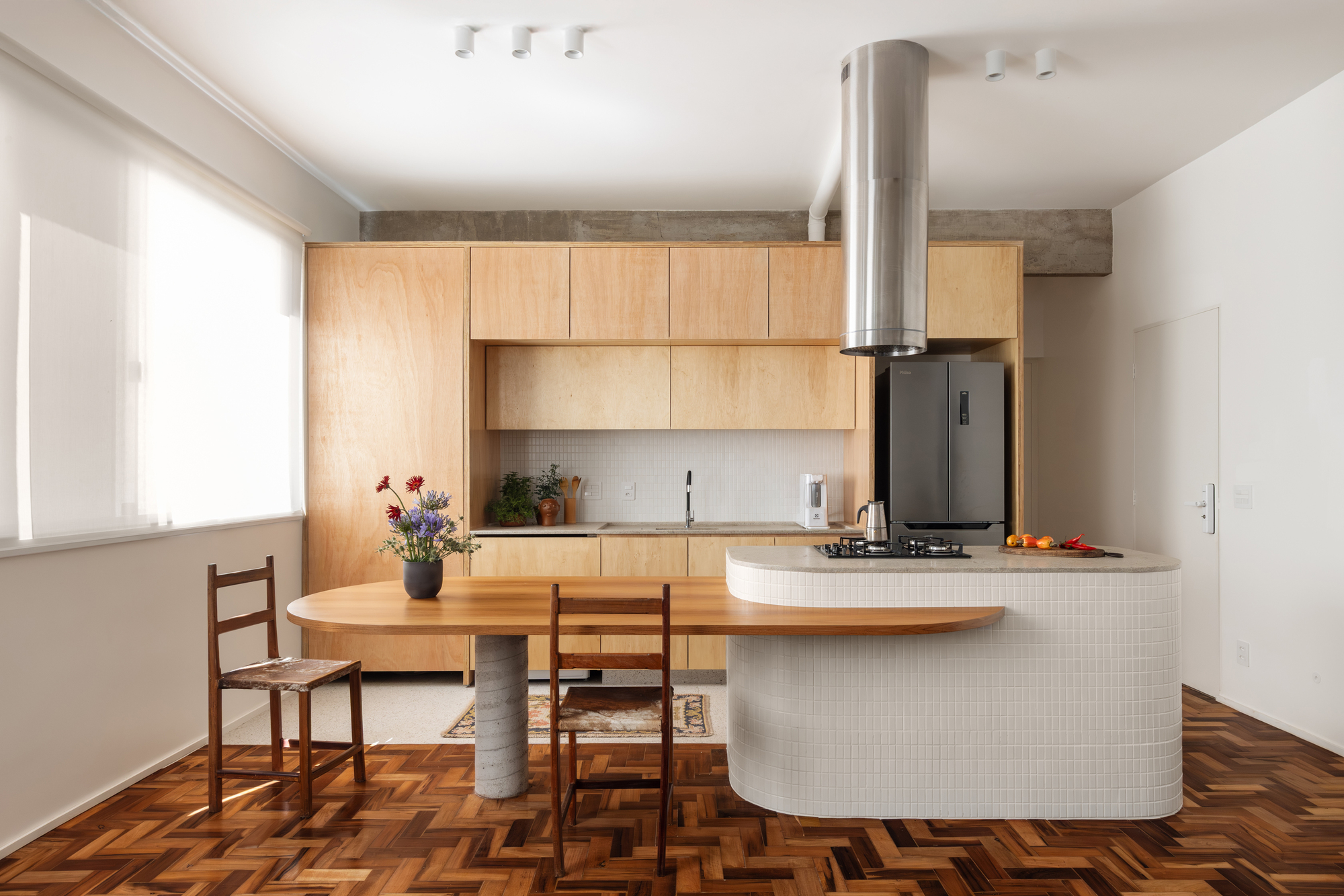 Byt Caju: Minimalistické útočiště pro dva architekty v srdci města