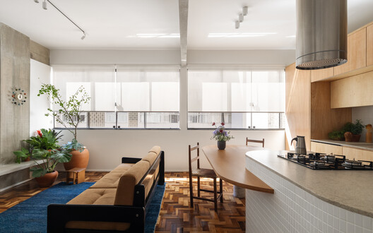 Caju Apartment / CODA Arquitetura Caju Apartment / CODA Arquitetura - Interior Photography, Kitchen, Wood, Lighting, Table, Chair, Glass, Countertop