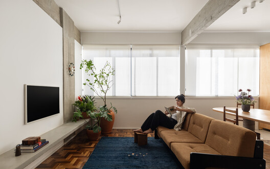 Caju Apartment / CODA Arquitetura Caju Apartment / CODA Arquitetura - Interior Photography, Living Room, Wood, Sofa