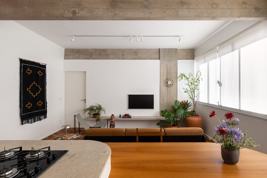 Caju Apartment / CODA Arquitetura Caju Apartment / CODA Arquitetura - Interior Photography, Living Room, Wood, Lighting, Table, Chair
