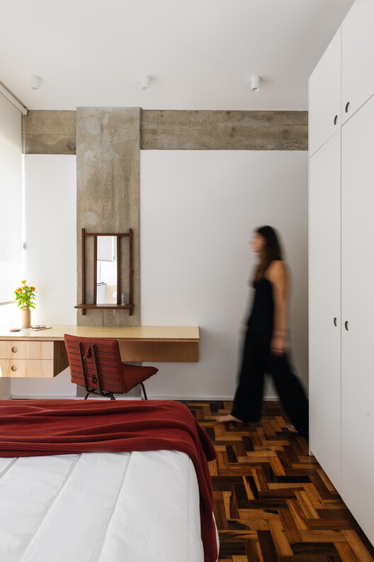 Caju Apartment / CODA Arquitetura Caju Apartment / CODA Arquitetura - Interior Photography, Bedroom, Wood, Lighting, Bed