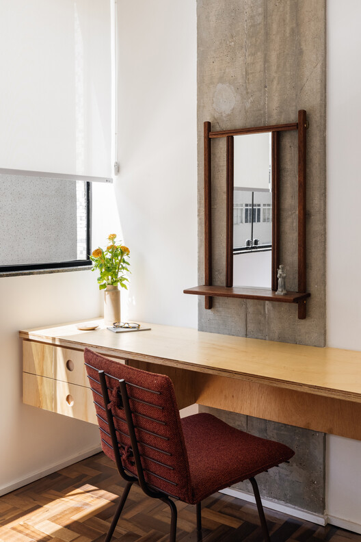 Caju Apartment / CODA Arquitetura Caju Apartment / CODA Arquitetura - Interior Photography, Wood, Lighting, Table, Chair