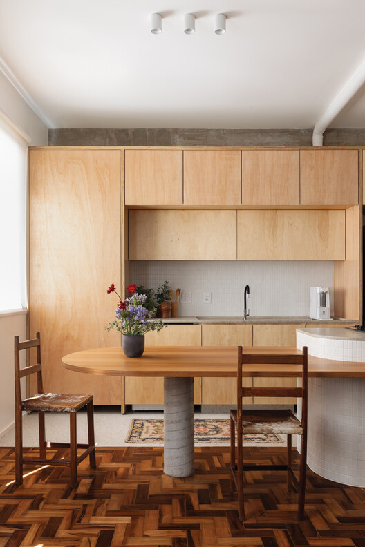 Caju Apartment / CODA Arquitetura Caju Apartment / CODA Arquitetura - Interior Photography, Kitchen, Wood, Table, Lighting, Chair, Countertop