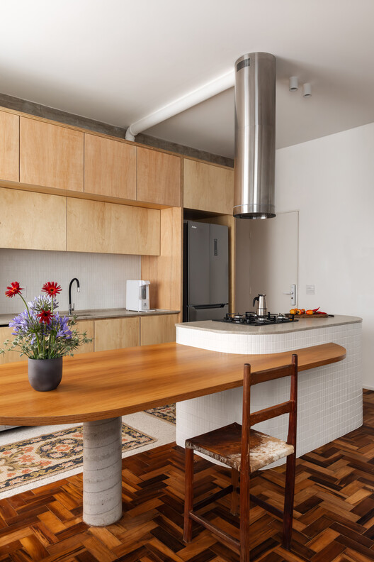 Caju Apartment / CODA Arquitetura Caju Apartment / CODA Arquitetura - Interior Photography, Kitchen, Wood, Countertop, Lighting, Chair