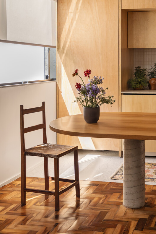 Caju Apartment / CODA Arquitetura Caju Apartment / CODA Arquitetura - Interior Photography, Wood, Table, Chair, Lighting
