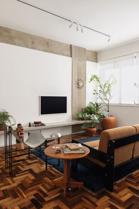 Caju Apartment / CODA Arquitetura Caju Apartment / CODA Arquitetura - Interior Photography, Living Room, Wood, Table, Lighting, Sofa, Chair