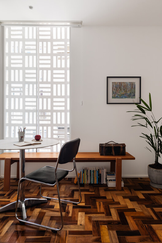 Caju Apartment / CODA Arquitetura Caju Apartment / CODA Arquitetura - Interior Photography, Wood, Lighting, Chair, Glass