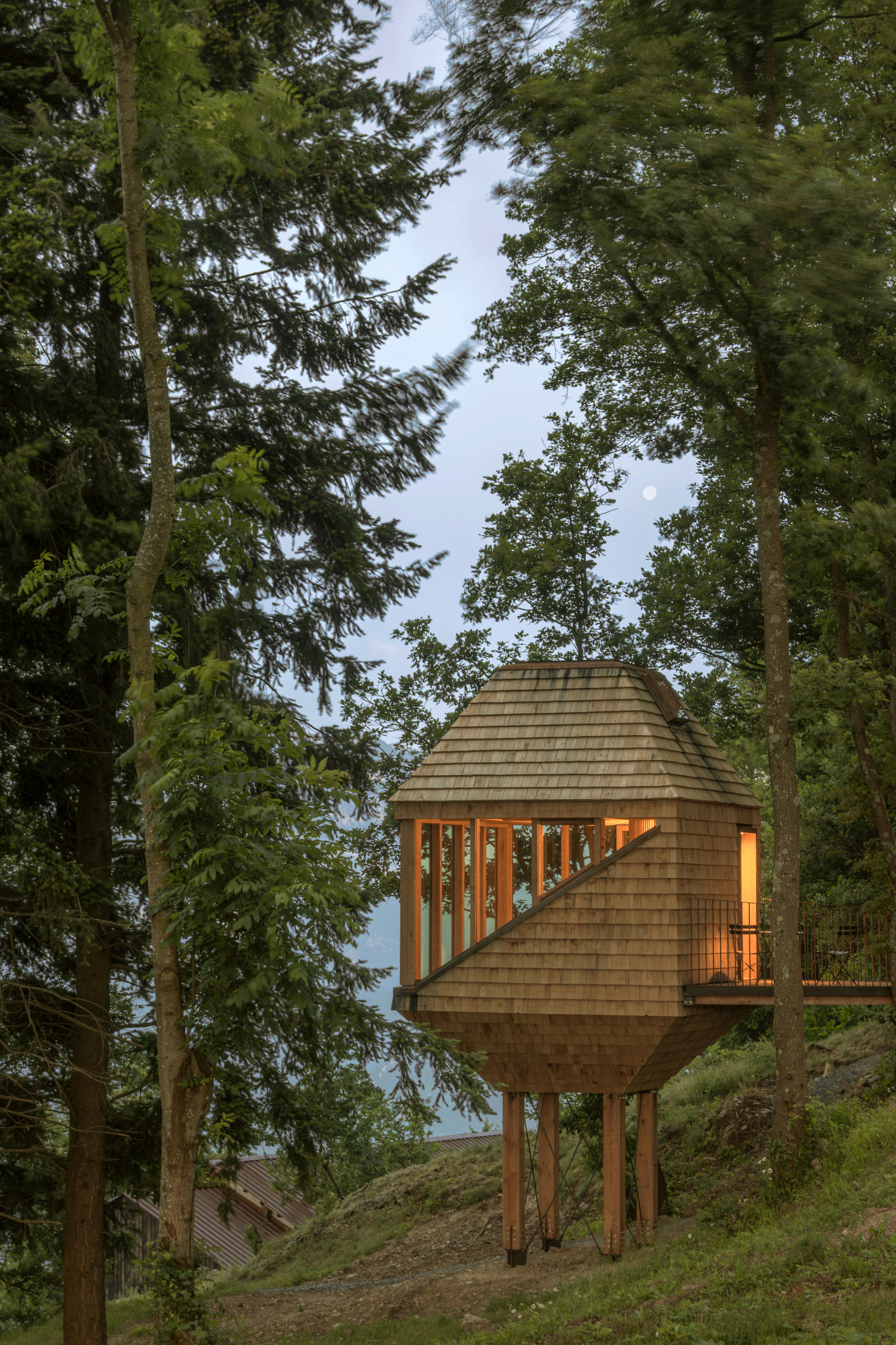 イタリア・アルプスのツリーハウス型小屋「TreeBOX – Casa sull'Albero」の写真 3/8