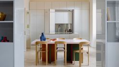 House with Reflective Furniture / Set Architects