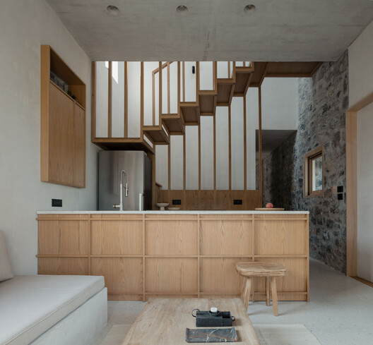 Treelithon - A countryside retreat / Not a Number Architects Treelithon - A countryside retreat / Not a Number Architects - Interior Photography, Kitchen, Wood, Beam