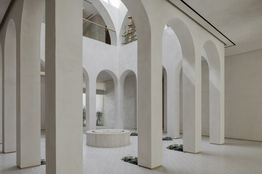 The Plinth House / Cambra Buró - Image 4 of 20