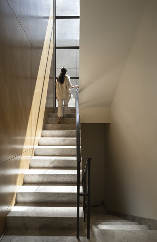House Between Walls / Studio UF+O - Interior Photography, Stairs, Wood, Handrail, Glass