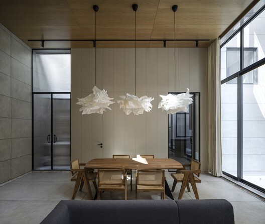House Between Walls / Studio UF+O - Interior Photography, Lighting, Glass