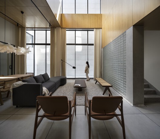 House Between Walls / Studio UF+O - Interior Photography, Living Room, Wood, Table, Chair, Lighting