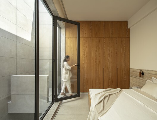 House Between Walls / Studio UF+O - Interior Photography, Bedroom, Wood, Lighting, Glass
