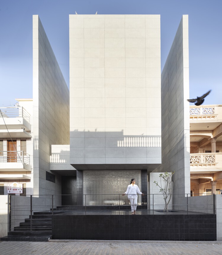 House Between Walls / Studio UF+O