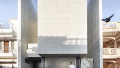 House Between Walls / Studio UF+O