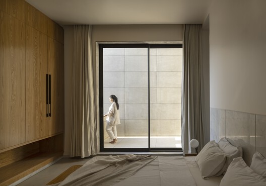 House Between Walls / Studio UF+O - Interior Photography, Bedroom, Wood, Glass