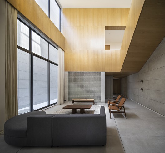 House Between Walls / Studio UF+O - Interior Photography, Living Room, Wood, Glass