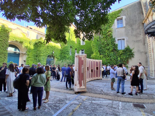 Raconte-moi un secret Installation / coletivo 624 Raconte-moi un secret Installation / coletivo 624 - Exterior Photography, Courtyard, Arcade