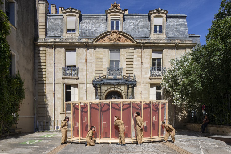 Raconte-moi un secret Installation / coletivo 624 - Exterior Photography, Temporary Installations, Courtyard, Facade, Door