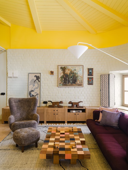 Mimosa Apartment / Treivas Architecture Bureau Mimosa Apartment / Treivas Architecture Bureau - Interior Photography, Living Room, Wood, Lighting, Table, Chair