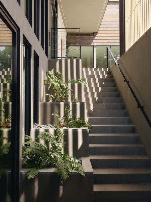 Meadow House / Mark English Architects Meadow House / Mark English Architects - Interior Photography, Stairs, Handrail, Balcony, Courtyard