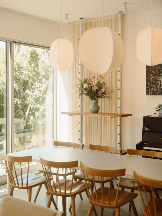 Casa Granada Echo Park / Granada Form Casa Granada Echo Park / Granada Form - Fotografía interior, Comedor, Madera, Iluminación, Mesas, Sillas