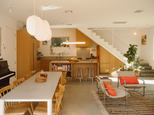 Casa Granada Echo Park / Granada Form Casa Granada Echo Park / Granada Form - Fotografía interior, Comedor, Madera, Mesas, Sillas, Iluminación