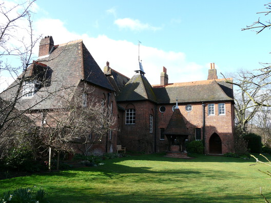 How the Arts and Crafts Movement Still Shapes Contemporary Architecture How the Arts and Crafts Movement Still Shapes Contemporary Architecture - Image 10 of 49