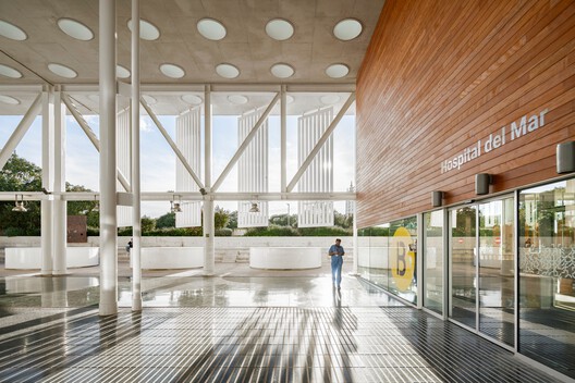 Hospital del Mar Phase 2 Expansion / PINEARQ + Brullet-De Luna Arquitectes - Image 2 of 23