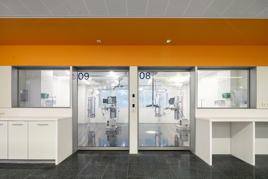 Hospital del Mar Phase 2 Expansion / PINEARQ + Brullet-De Luna Arquitectes - Interior Photography, Glass, Door