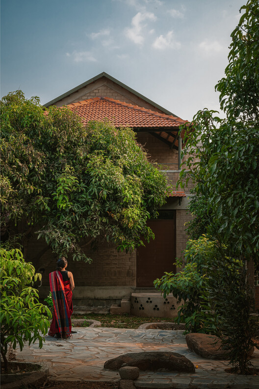 The Saffron Verandah House / HabitArt Architecture Studio The Saffron Verandah House / HabitArt Architecture Studio - Exterior Photography