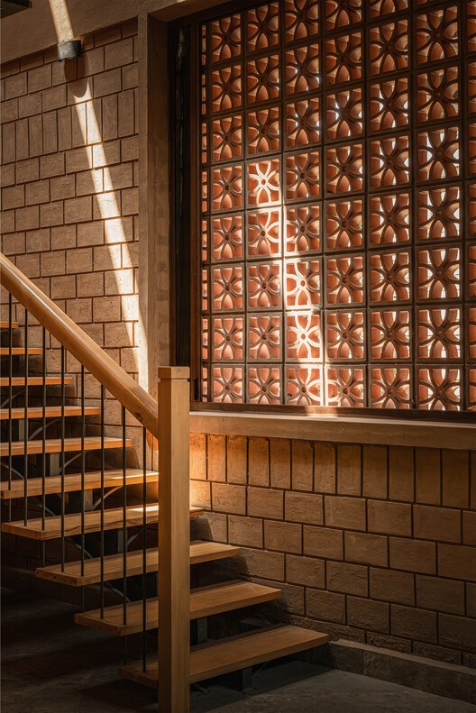 The Saffron Verandah House / HabitArt Architecture Studio The Saffron Verandah House / HabitArt Architecture Studio - Image 16 of 26