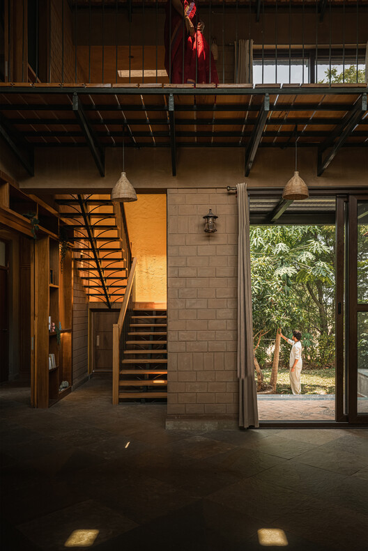 The Saffron Verandah House / HabitArt Architecture Studio The Saffron Verandah House / HabitArt Architecture Studio - Interior Photography, Wood, Stairs