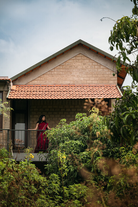 The Saffron Verandah House / HabitArt Architecture Studio The Saffron Verandah House / HabitArt Architecture Studio - Exterior Photography