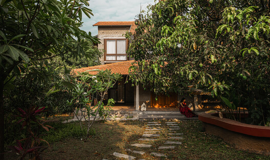 The Saffron Verandah House / HabitArt Architecture Studio The Saffron Verandah House / HabitArt Architecture Studio - Exterior Photography, Wood, Garden