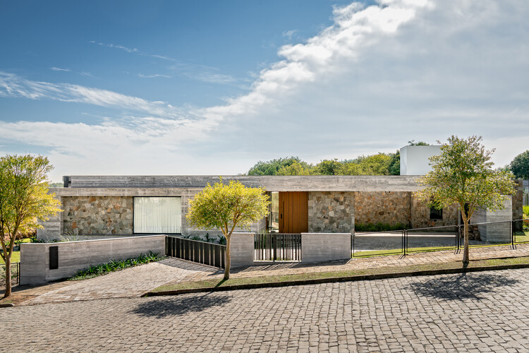 Pisçude House / Revvero Arq + Mariana Bet Arquitetura - Houses