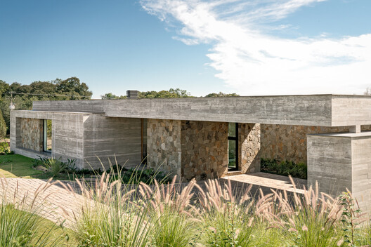 Pisçude House / Revvero Arq + Mariana Bet Arquitetura - Image 3 of 29