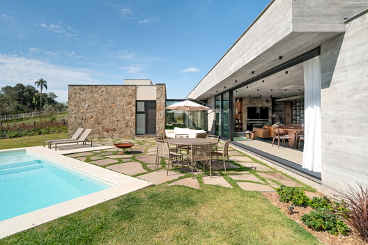 Pisçude House / Revvero Arq + Mariana Bet Arquitetura - Image 2 of 29
