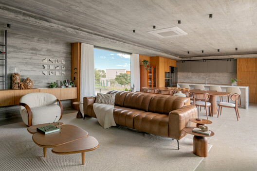 Pisçude House / Revvero Arq + Mariana Bet Arquitetura - Interior Photography, Living Room, Wood, Sofa, Chair