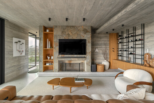 Pisçude House / Revvero Arq + Mariana Bet Arquitetura - Interior Photography, Living Room, Wood, Table, Chair, Beam