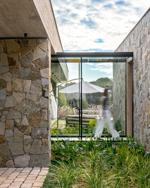 Pisçude House / Revvero Arq + Mariana Bet Arquitetura - Image 4 of 29