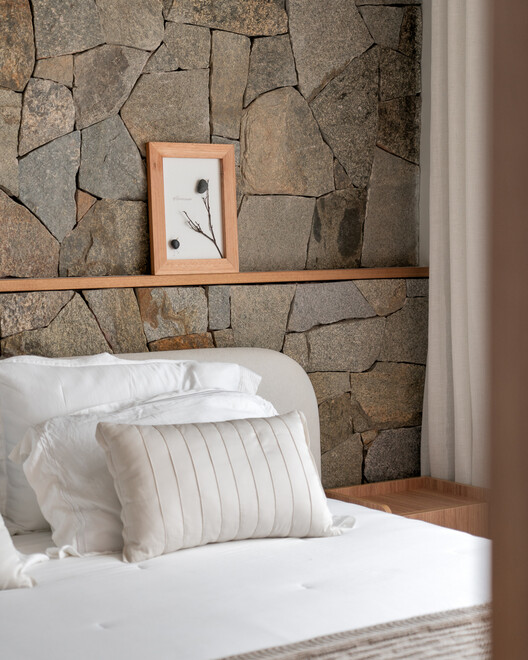 Pisçude House / Revvero Arq + Mariana Bet Arquitetura - Interior Photography, Wood, Bedroom, Lighting, Bed