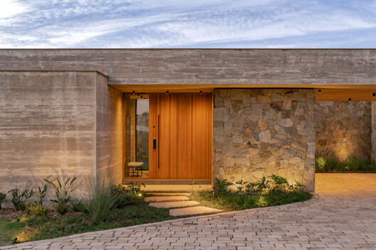 Pisçude House / Revvero Arq + Mariana Bet Arquitetura - Exterior Photography, Wood, Door, Concrete