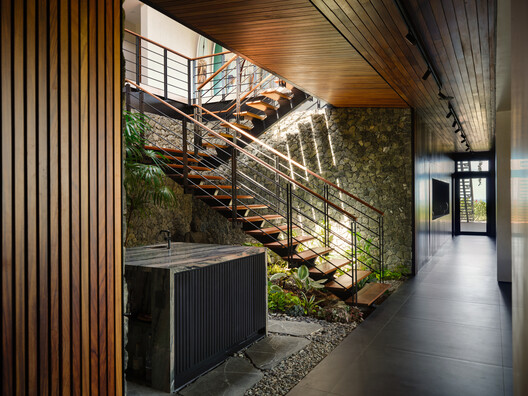 Casa Akíga / Studio Saxe - 室内图, 木头, 楼梯, 扶手