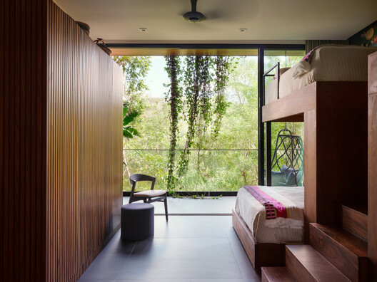 Casa Akíga / Studio Saxe - 室内图, 木头, 卧室, 床, 椅子, 玻璃