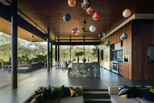 Casa Akíga / Studio Saxe - 室内图, 灯, 桌子, 椅子