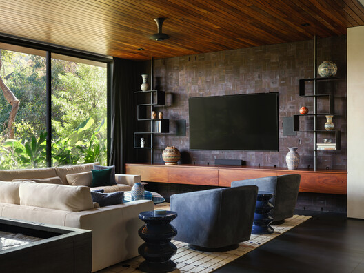 Casa Akíga / Studio Saxe - 室内图, 起居室, 沙发, 木头, 桌子, 灯, 隔断, 椅子